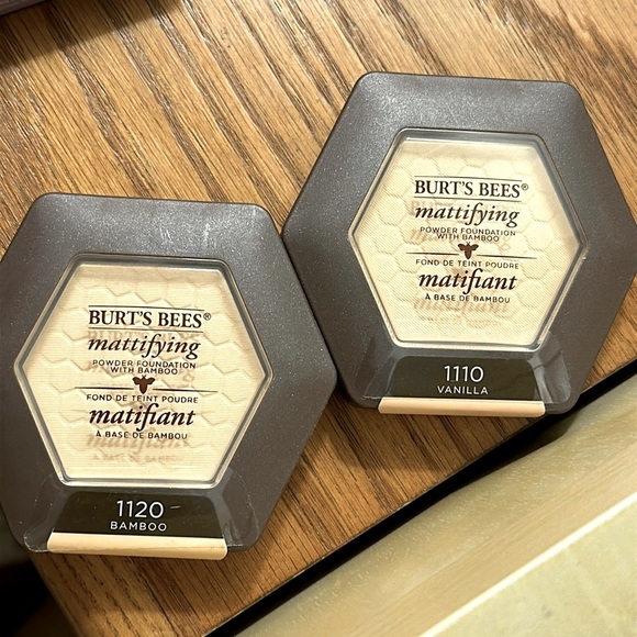 Burt’s Bees Mattifying Powder Foundation - Picture 2 of 6